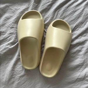 Unisex Slides Size 8.5